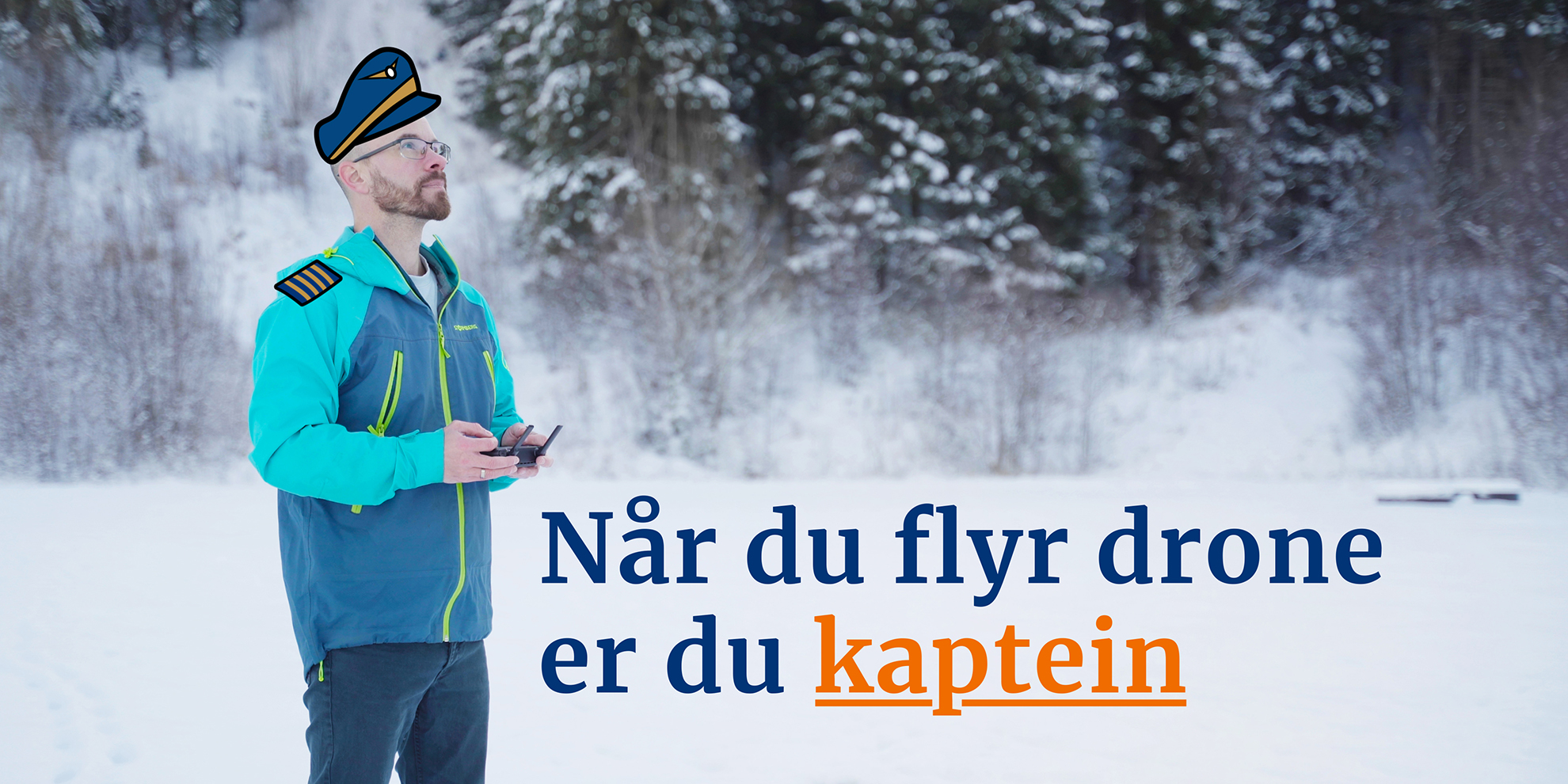 Mann som fører drone. Når du flyr drone er du kaptein.