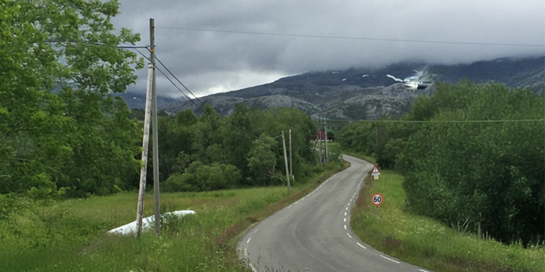 Eksempel på rapporteringspliktige luftspenn som krysser eller følger offentlig veg.