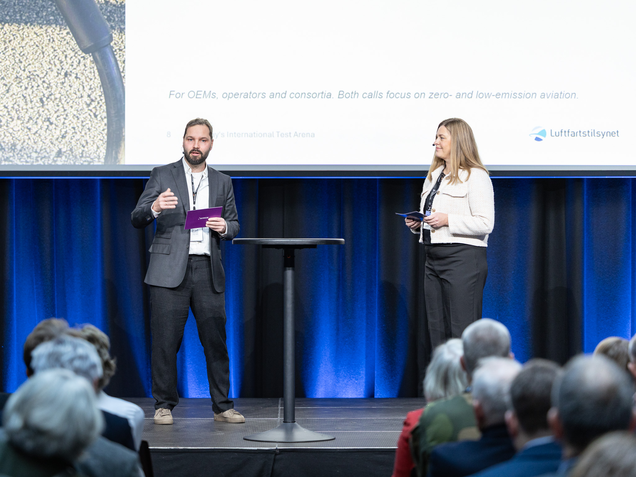 Hans Fridberg and Trine Å. Bernhardsen is presenting on stage.