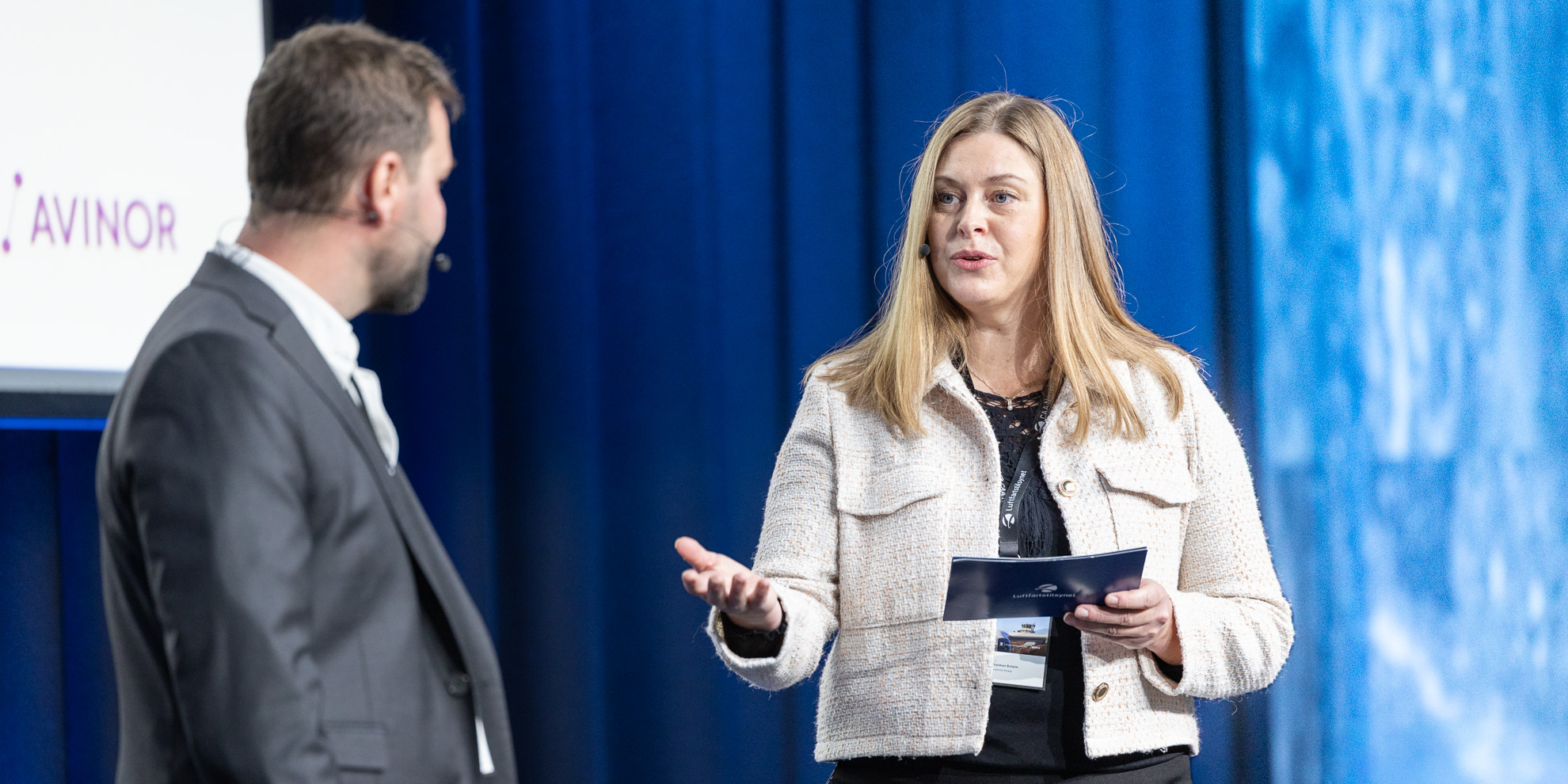 Hans Fridberg og Trine Å. Bernhardsen presenterer fra scenen.