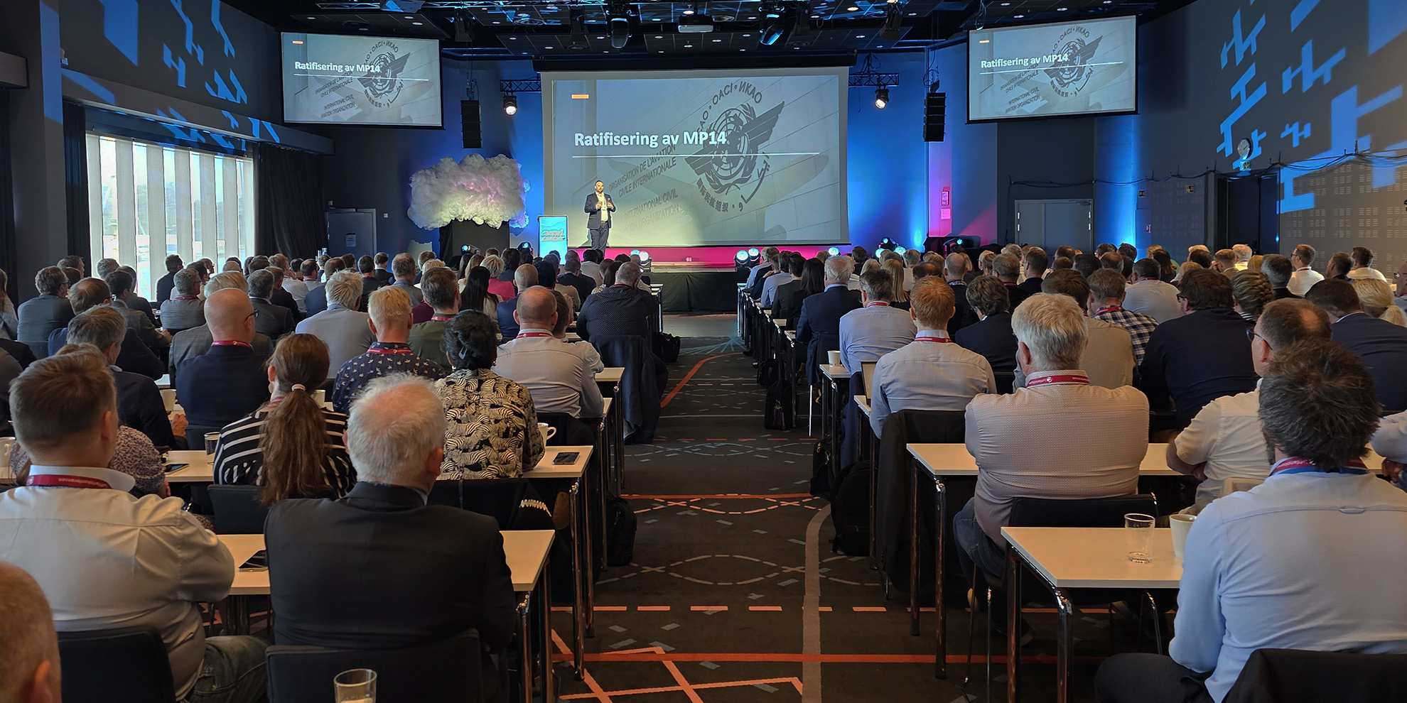 Bilde av scenen og salen under Luftfartskonferansen 2024.